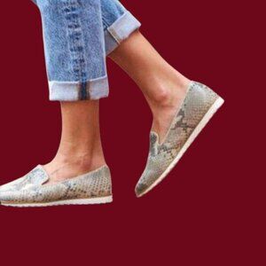 Comfortiva Ryen Womens Slip-On Shoes Cream/Black Snake Print Size 8.5M